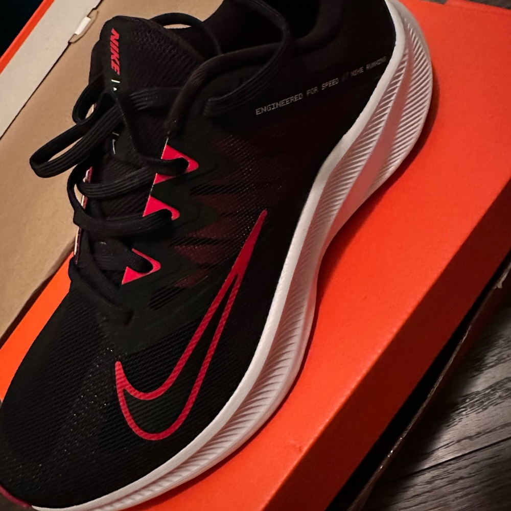 Nike size 8 men/ 9.5 or 10 women